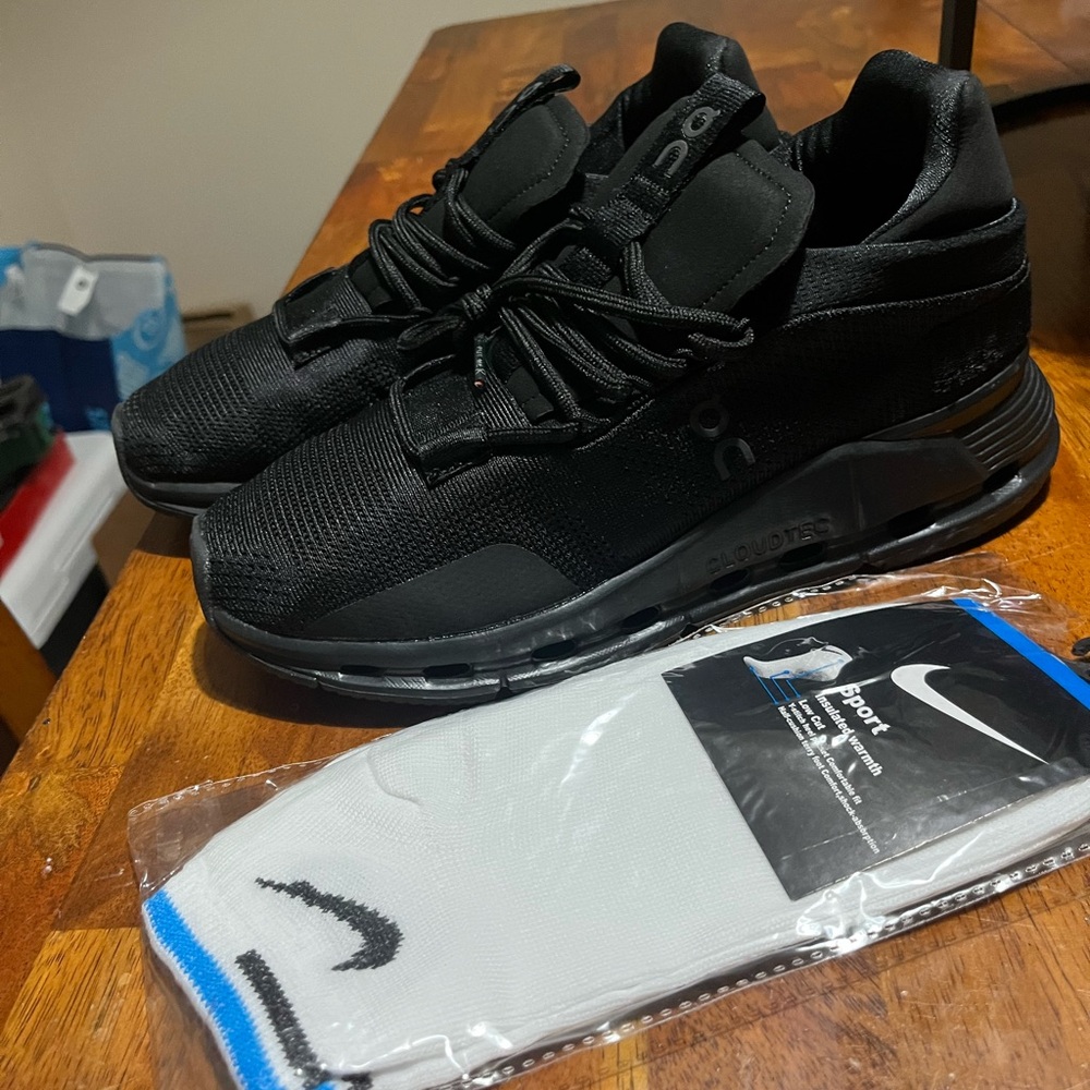 On Running women’s Shoes black